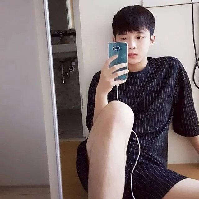 躲在耳里
